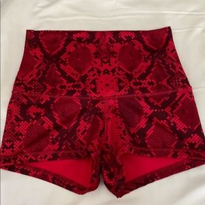 NWOT lululemon high rise boogie shirt size 4